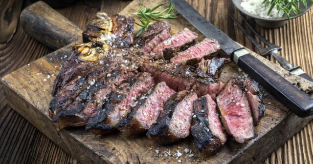 Por que os altos preços dos bifes em restaurantes não cairão tão cedo
