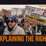 ARQUIVO - Pessoas que protestam contra as ações de Elon Musk na administração Trump seguram cartazes do lado de fora de um showroom da Tesla em Seattle na quinta-feira, 13 de fevereiro de 2025. (AP Photo / Manuel Valdes, Arquivo)