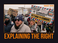 Por que os conservadores pensam que os manifestantes anti-ICE estão sendo pagos ARQUIVO - Pessoas que protestam contra as ações de Elon Musk na administração Trump seguram cartazes do lado de fora de um showroom da Tesla em Seattle na quinta-feira, 13 de fevereiro de 2025. (AP Photo / Manuel Valdes, Arquivo)