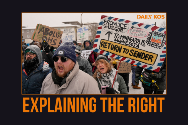 ARQUIVO - Pessoas que protestam contra as ações de Elon Musk na administração Trump seguram cartazes do lado de fora de um showroom da Tesla em Seattle na quinta-feira, 13 de fevereiro de 2025. (AP Photo / Manuel Valdes, Arquivo)