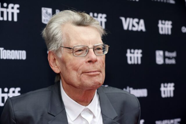 Postagem de Stephen King sobre o agente do ICE Jonathan Ross provoca reação negativa

