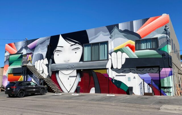 Potência da arte pública: por dentro do movimento artístico desconexo A obra de arte anamórfica criada por Leon Keer + Massina (Marije Spelbos) como parte do festival we.Mural de Sand City na Redwood Avenue em Sand City. (Arquivo do Arauto)