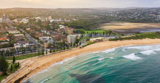 Vista aérea panorâmica do drone sobre a praia Dee Why e a lagoa Dee Why, Northern Beaches Sydney NSW Austrália