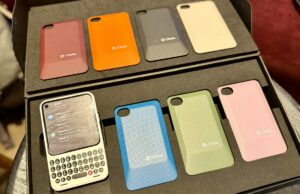 Prática com um protótipo do Clicks’ Communicator, um novo smartphone semelhante ao BlackBerry uma foto mostrando o dispositivo Clicks Communicator, com uma concha laranja e um botão de notificação vermelho iluminado na lateral.