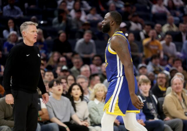 Draymond Green # 23 do Golden State Warriors é guardado por Kevin Love # 42 do Utah Jazz no primeiro quarto de seu jogo da NBA no Chase Center em San Francisco, Califórnia, no sábado, 3 de janeiro de 2026. (Jane Tyska / Bay Area News Group)