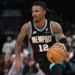 Ja Morant segura a bola durante a prorrogação contra o Philadelphia 76ers no FedExForum em 30 de dezembro de 2025 em Memphis, Tennessee.