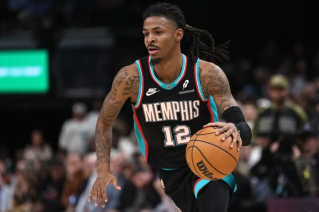 Ja Morant segura a bola durante a prorrogação contra o Philadelphia 76ers no FedExForum em 30 de dezembro de 2025 em Memphis, Tennessee. 