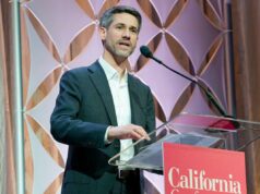 Prefeito duro com o crime e crítico vocal de Newsom concorrerá ao governo da Califórnia Um homem com cabelos grisalhos e barba falando em um pódio com