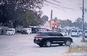 Prefeito filipino ileso após aparente ataque de RPG a carro em plena luz do dia Prefeito filipino ileso após aparente ataque de RPG a carro em plena luz do dia