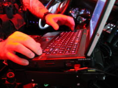 Preocupados com a vigilância, os estados promulgam leis de privacidade e restringem os leitores de placas Desenho animado de Pedro Molina