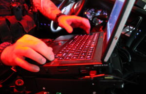 Preocupados com a vigilância, os estados promulgam leis de privacidade e restringem os leitores de placas Desenho animado de Pedro Molina