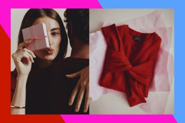 Mulher usando um vestido longo de cetim cor de vinho, um bolero de malha marrom, uma boina combinando e salto vermelho escuro.