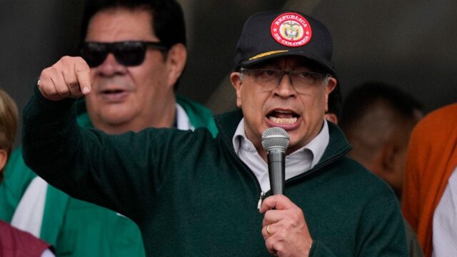 Presidente colombiano Petro ameaça resposta militar após Trump alertar que a Colômbia pode ser o próximo alvo
