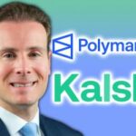 O presidente da CFTC anuncia a revisão das regras para os mercados de previsão. Michael Selig em terno contra fundo azul esverdeado, ao lado do logotipo da Polymarket e do nome Kalshi em texto verde.