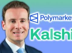 Presidente da CFTC anuncia revisão das regras para mercados de previsão O presidente da CFTC anuncia a revisão das regras para os mercados de previsão. Michael Selig em terno contra fundo azul esverdeado, ao lado do logotipo da Polymarket e do nome Kalshi em texto verde.