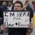 Um memorial improvisado é colocado onde Alex Pretti foi morto a tiros por um oficial da Patrulha de Fronteira dos EUA ontem, em Minneapolis, domingo, 25 de janeiro de 2026. (AP Photo/Adam Gray)