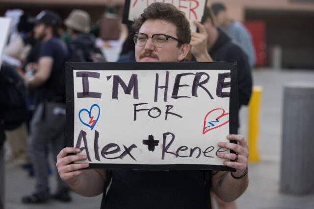 Pressão para abolir o ICE cria raízes em círculos inesperados Um memorial improvisado é colocado onde Alex Pretti foi morto a tiros por um oficial da Patrulha de Fronteira dos EUA ontem, em Minneapolis, domingo, 25 de janeiro de 2026. (AP Photo/Adam Gray)