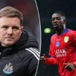 Eddie Howe, técnico do Newcastle United, observando a partida.