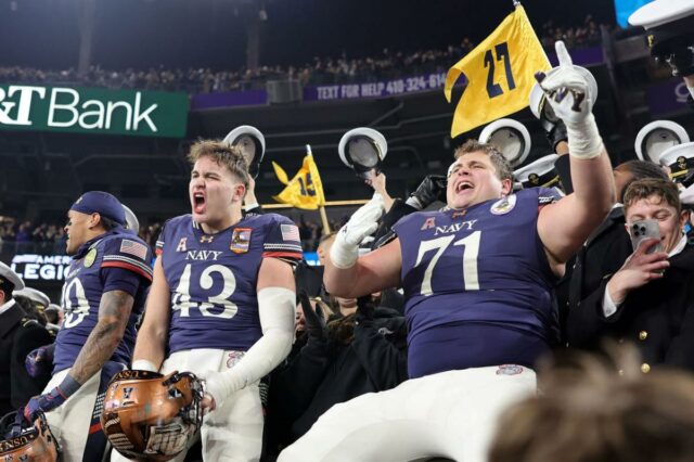 Quarterback de Cincinnati jogando futebol.