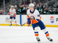 Previsão de Rangers x Islanders: probabilidades, escolhas e melhor aposta da NHL na quarta-feira Um jogador nº 48 do New York Islanders, provavelmente Simon Holmstrom, patina com seu taco no gelo durante um jogo contra o Buffalo Sabres.