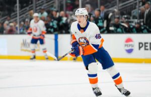 Previsão de Rangers x Islanders: probabilidades, escolhas e melhor aposta da NHL na quarta-feira Um jogador nº 48 do New York Islanders, provavelmente Simon Holmstrom, patina com seu taco no gelo durante um jogo contra o Buffalo Sabres.