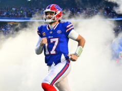 Previsões de Bills x Jaguars, Eagles x 49ers: escolhas do fim de semana do NFL Wild Card, probabilidades Dois jogadores dos Eagles, um com o número 20 e outro com o número 1, com uniforme verde, durante uma transferência.