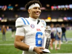 Previsões, escolhas e probabilidades das semifinais do College Football Playoff de 2025-26 O quarterback do Miami, Carson Beck, comemora após a vitória surpreendente de seu time sobre o Ohio State no Cotton Bowl.