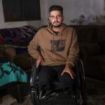 Foto de Abdullah Nattat em pé ao telefone