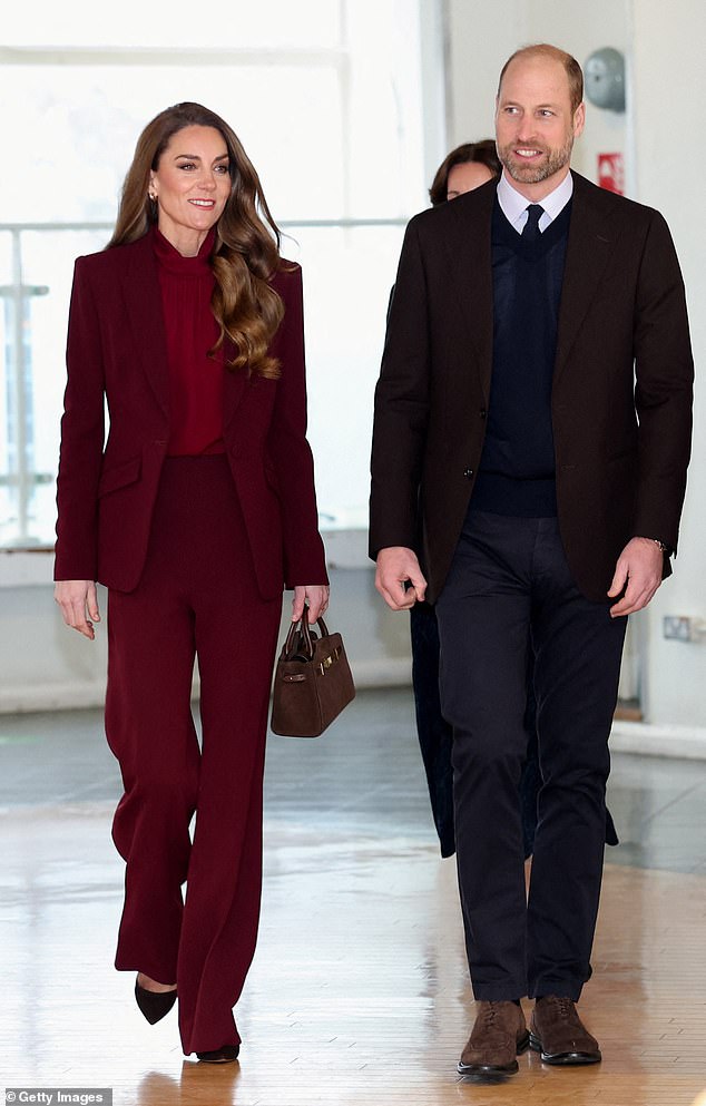 Princesa de Gales comemora 44 anos com um vídeo ‘profundamente A princesa foi submetida a uma grande cirurgia abdominal em janeiro de 2024, após a qual os médicos encontraram evidências de câncer e ela foi submetida a uma exaustiva quimioterapia preventiva (foto: O Príncipe e a Princesa de Gales ontem)