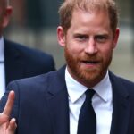 Príncipe Harry chega ao tribunal de Londres no início do processo de privacidade contra o editor do Daily Mail