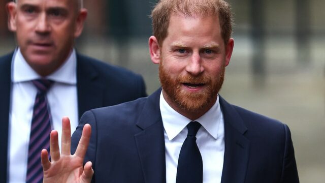 Príncipe Harry chega ao tribunal de Londres no início do processo de privacidade contra o editor do Daily Mail
