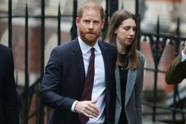 O Príncipe Harry chega para seu julgamento contra a Associated Newspapers no Supremo Tribunal de Londres em 21 de janeiro de 2026.