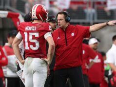Probabilidades atualizadas dos playoffs do futebol universitário: Indiana é o novo favorito depois dos choques do estado de Georgia e Ohio O quarterback do Miami, Carson Beck, treina antes do Cotton Bowl.