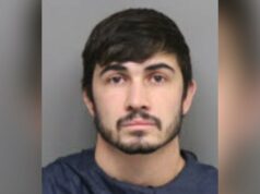 Professor acusado de trocar 13 mil mensagens ‘sexuais’ com seu ex-aluno Ex-professor do ensino fundamental recentemente contratado que enviou 35 mil textos para adolescentes em 3 meses chora no tribunal Madison Bergmann Cadeia do condado de St Croix