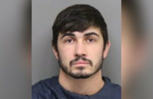 Professor acusado de trocar 13 mil mensagens ‘sexuais’ com seu ex-aluno Ex-professor do ensino fundamental recentemente contratado que enviou 35 mil textos para adolescentes em 3 meses chora no tribunal Madison Bergmann Cadeia do condado de St Croix