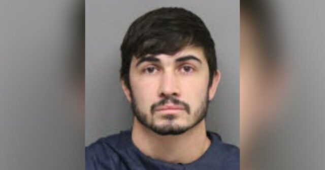 Professor acusado de trocar 13 mil mensagens ‘sexuais’ com seu Ex-professor do ensino fundamental recentemente contratado que enviou 35 mil textos para adolescentes em 3 meses chora no tribunal Madison Bergmann Cadeia do condado de St Croix