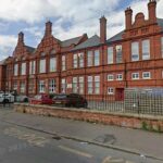 Funcionários da Escola Primária Lily Lane (foto) e da Escola Primária Ravensfield em Manchester afirmam que os professores foram atacados fisicamente e alguns alunos agora estão com muito medo de frequentar