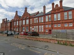 Professores do ensino fundamental entram em greve depois que alunos chutam e mordem funcionários e levam facas para a sala de aula Funcionários da Escola Primária Lily Lane (foto) e da Escola Primária Ravensfield em Manchester afirmam que os professores foram atacados fisicamente e alguns alunos agora estão com muito medo de frequentar