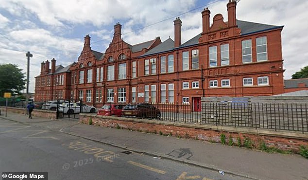 Professores do ensino fundamental entram em greve depois que alunos Funcionários da Escola Primária Lily Lane (foto) e da Escola Primária Ravensfield em Manchester afirmam que os professores foram atacados fisicamente e alguns alunos agora estão com muito medo de frequentar