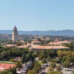 Vista geral do campus da Universidade de Stanford, incluindo a Torre Hoover e o campo de atletismo.