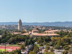 Programa de redação de Stanford acusado de priorizar a ideologia sobre as habilidades essenciais: ‘Bobagem’ Vista geral do campus da Universidade de Stanford, incluindo a Torre Hoover e o campo de atletismo.