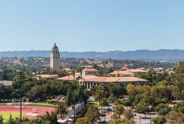 Vista geral do campus da Universidade de Stanford, incluindo a Torre Hoover e o campo de atletismo.