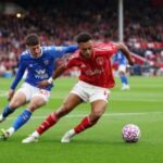 Nottingham Forest v Sunderland em ação da Premier League, setembro de 2025 / Em abril de 2023, a Premier League anunciou um acordo voluntário para remover publicidade de jogos de azar dos patrocínios na frente das camisetas.