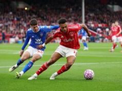 Proibição de jogos de azar na Premier League inglesa em 2026/27 e além Nottingham Forest v Sunderland em ação da Premier League, setembro de 2025 / Em abril de 2023, a Premier League anunciou um acordo voluntário para remover publicidade de jogos de azar dos patrocínios na frente das camisetas.