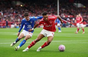 Proibição de jogos de azar na Premier League inglesa em 2026/27 e além Nottingham Forest v Sunderland em ação da Premier League, setembro de 2025 / Em abril de 2023, a Premier League anunciou um acordo voluntário para remover publicidade de jogos de azar dos patrocínios na frente das camisetas.