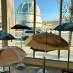 Um protótipo de guarda-chuva com um mapa de constelação, em exibição no lobby do Miro, será usado para