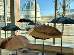 Projeto de arte ‘Céus Invisíveis’ transformará a praça da Prefeitura de San Jose Um protótipo de guarda-chuva com um mapa de constelação, em exibição no lobby do Miro, será usado para