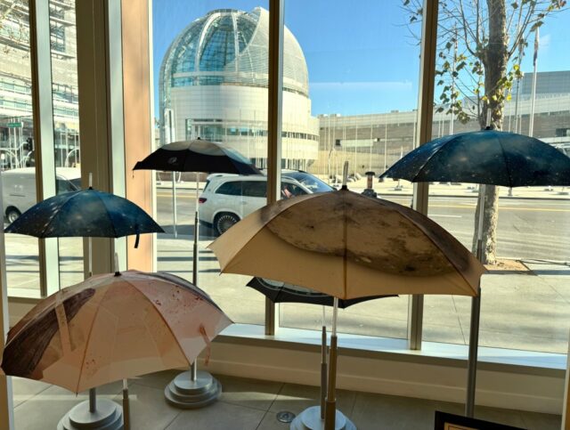 Um protótipo de guarda-chuva com um mapa de constelação, em exibição no lobby do Miro, será usado para 