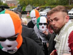 Promotores do Reino Unido tentam restabelecer a acusação de terrorismo contra o rapper Kneecap Yahoo news home