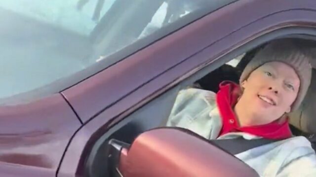 Pessoas se manifestam em Nova York para exigir o fim das missões de imigração após o assassinato fatal de Renee Good.